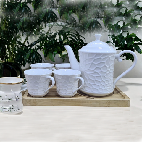 ENSEMBLE DE TASSES EN PORCELAINE